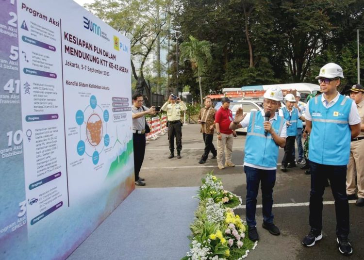 Dirut PLN, Darmawan Prasodjo berdiskusi dengan General Manager PLN Unit Induk Distribusi Jakarta Raya, Lasiran mengenai kesiapan listrik untuk gelaran KTT ke-43 ASEAN di Jakarta 5 – 7 September 2023.(ist)