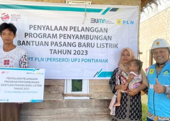 PLN Kembali Nyalakan Listrik Rumah Warga Kurang Mampu