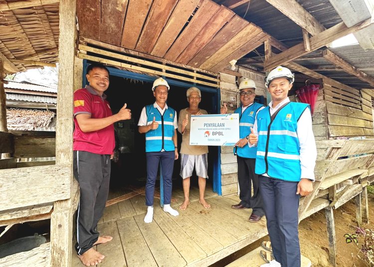 PLN UP3 Sanggau, Kalimantan Barat menyalakan listrik rumah masyarakat kurang mampu di Desa Merangau, Kecamatan Meliau, Kabupaten Sanggau, Kalbar pada Senin.(ist)