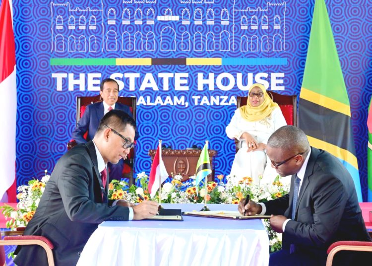 Presiden Jokowi (belakang-kiri) dan Presiden Tanzania, Samia Suluhu Hassan (belakang-kanan) menyaksikan penandatanganan Memorandum of Understanding antara Direktur Utama PLN, Darmawan Prasodjo dan Managing Director TANESCO, Maharage A Chande tentang kerja sama dan pendampingan sub-sektor ketenagalistrikan di Dar Es Salaam, Tanzania Selasa.(ist)