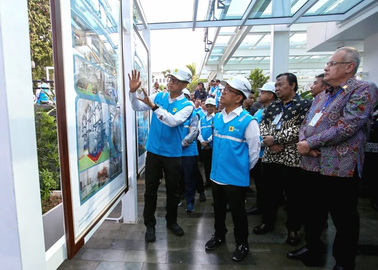 Direktur Utama PLN Darmawan Prasodjo(kiri).(ist)