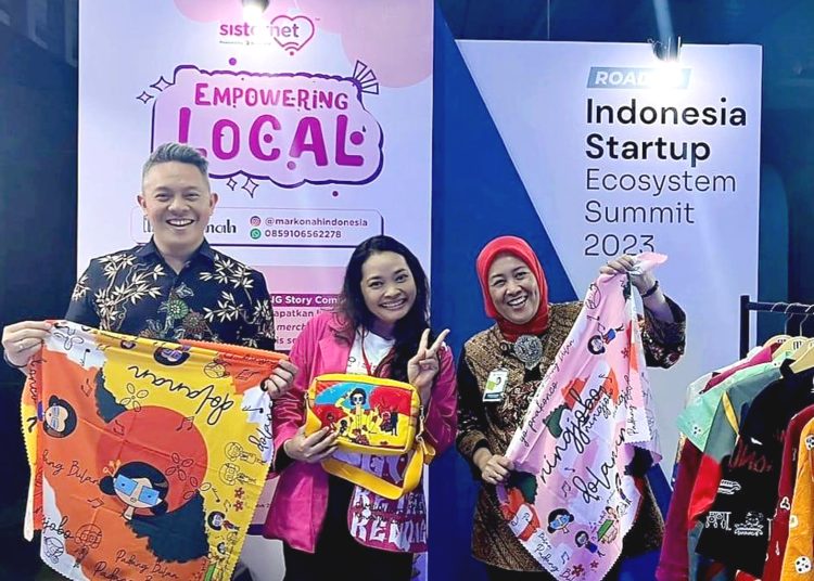 Asdep Kewirausahawan Kemenkop UKM RI, Christina Agustin (kanan), Head of Sustainability and Internal Communication XL Axiata, Yudha Perdana (kiri), dan Pemilik Bisnis Markonah sekaligus UMKM binaan Sisternet, Yuliana Aqni (tengah), pada rangkaian kegiatan Road to Indonesia Start up Ecosystem Summit (ISES) 2023 di Solo, pekan lalu. (ist)