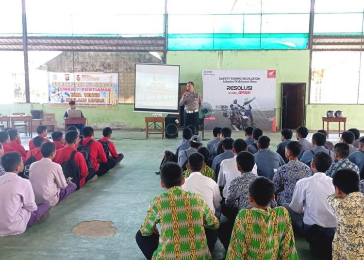 Pihak Kepolisian Iptu Kusnandar selaku Kanit Dikmas Subdit Kamsel Ditlantas Polda Kalbar sedang memberikan edukasi safety riding kepada siswa SMKN 7 Pontianak.(ist)