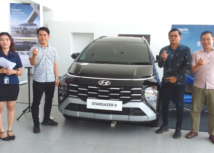Afdillah, Branch Manager Hyundai Arista Pontianak ( ke dua kanan) saat memperkenalkan STARGAZER X di Pontianak, Sabtu.(matra)