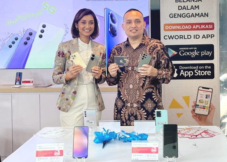 Direktur Cellular World, Malika Jiwaji (kiri) dan Group Head Direct Channel Management XL Axiata, Muhamad Novan Adilandy saat peresmian penambahan layanan di XL Center di Denpasar, Selasa.(ist)