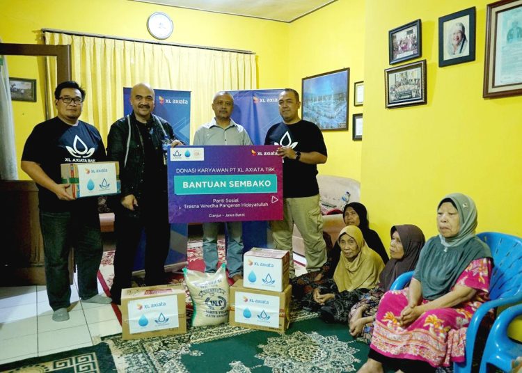 Chief Human Capital Officer XL Axiata, M. Hira Kurnia (dua dari kiri), didampingi Head of Sales XL Axiata area Cianjur, Tommy Chandra Dirgantara (kiri), menyerahkan bantuan sembako kepada Panti Sosial Tresna Werdha Pangeran Hidayatullah Sawah Gede, Cianjur, Jawa Barat.(ist)