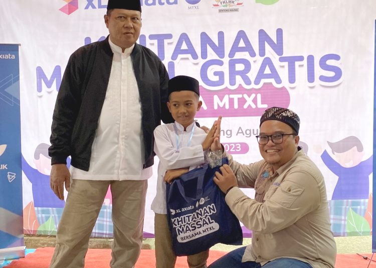 Ketua MTXL Axiata, Yanuar Tirta Kumaya (kanan) menyapa salah satu anak peserta khitanan massal di Jakarta, Sabtu. (ist)