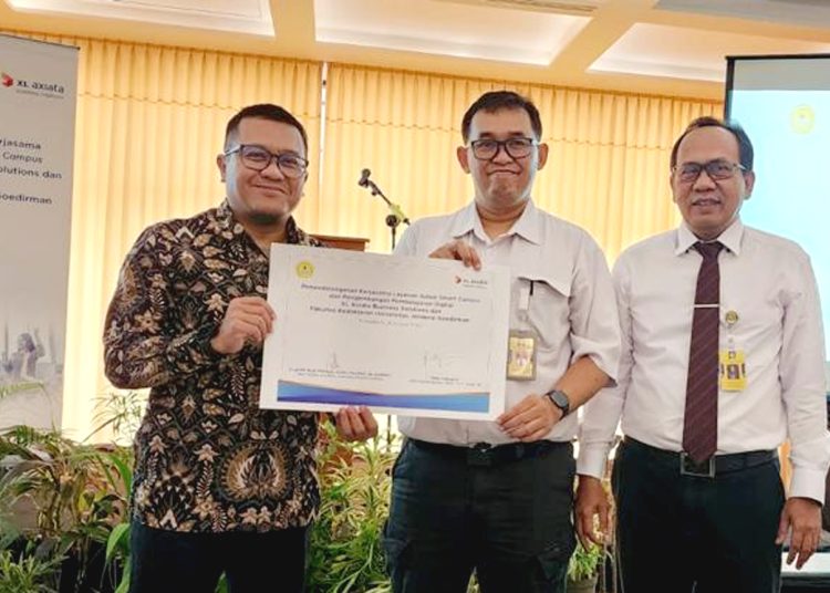 Kika : Chief Enterprise Business Officer XL Axiata, Feby Sallyanto, Dekan Fakultas Kedokteran Universitas Jenderal Soedirman Purwokerto, Dr.dr.M.Mukhlis Rudi Prihatno, M.kes.,M.Si,Med.,Sp.,An-Kna, Wakil Rektor 4 Universitas Jenderal Soedirman Purwokerto, Dr. Sos Waluyo Handoko, S.ip, M.Sc pada penandatanganan perjanjian ker jasama antara XL Axiata dan Universitas Jenderal Soedirman, Rabu.(ist)