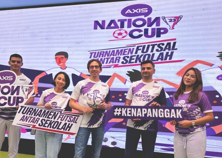 Ciccio Manassero, artis dan juga influencer, Head  Youth Marketing Communication XL Axiata, Nahdiah Estu Pawestri, Chief Marketing Officer XL Axiata, Alfons Bosch Sansa,  Group Head Youth Segment XL Axiata, Azher Javid dan Tim Atlet Nasional Futsal, Safira Ika Putri saat peluncuran turnamen futsal AXIS Nation Cup 2023 tingkat SMA di Jakarta, Selasa.(ist)