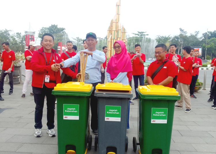 Tri Waluyo, Store Operation Manager Ace Hardware Pontianak, Kalimantan Barat menyerahkan bantuan kebersihan lingkungan kepada Humasisa Sihombing S. ST, Kepala Bidang Pengelolaan Sampah dan Limbah DLH Kota Pontianak, Minggu.(matra)