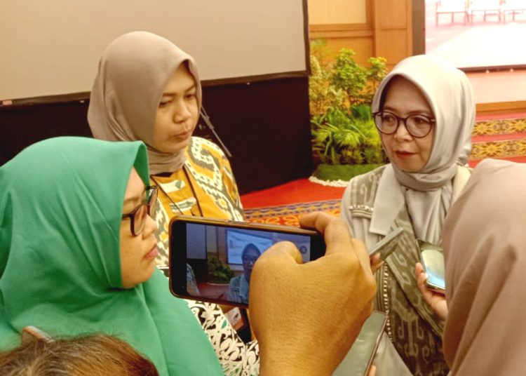 Nur Asyura Anggini Sari, Kepala Kantor Perwakilan Bank Indonesia (KPw BI) Kalimantan Barat (kanan).