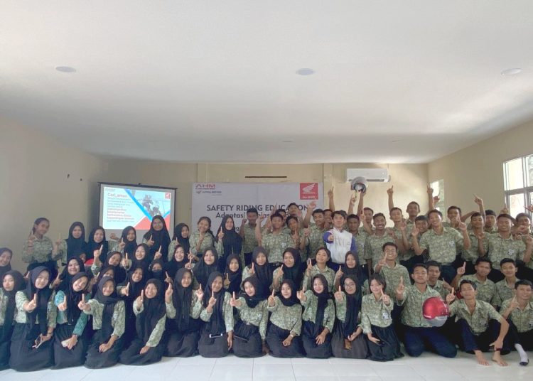 Febri Andrian, Instruktur Safety Riding Astra Motor Kalimantan Barat foto bersama pelajar SMAN 1 Rasau Jaya, Kabupaten Kubu Raya, Kalbar.(ist)