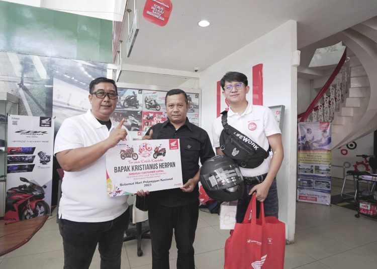 Konsumen setia Astra Motor menerima bingkisan di Harpelnas 2023.(ist)