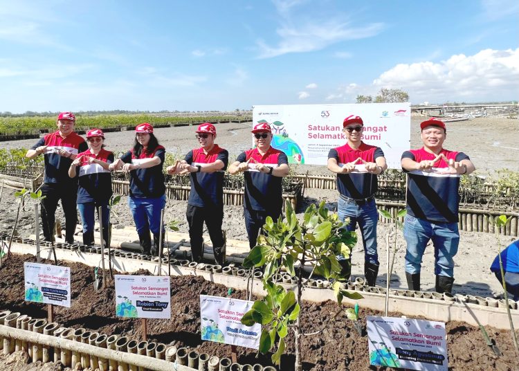 Robien Tony selaku Chief Executive (ke empat dari kiri) dan Budi Astono selaku Chief Operation Officer (ke tiga dari kanan) bersama jajaran manajemen Astra Motor secara simbolis melakukan penanaman bibit pohon mangrove di Mangrove Arboretum Park, Pelabuhan Benoa Pedungan, Denpasar Selatan, Bali bersama pegiat lingkungan Sahabat Mangrove Ranger Indonesia, Jumat. (ist)