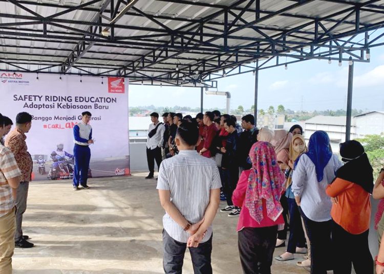 Kegiatan safety riding #Cari_aman Astra Motor Kalimantan Barat bersama karyawan FIF.(ist)