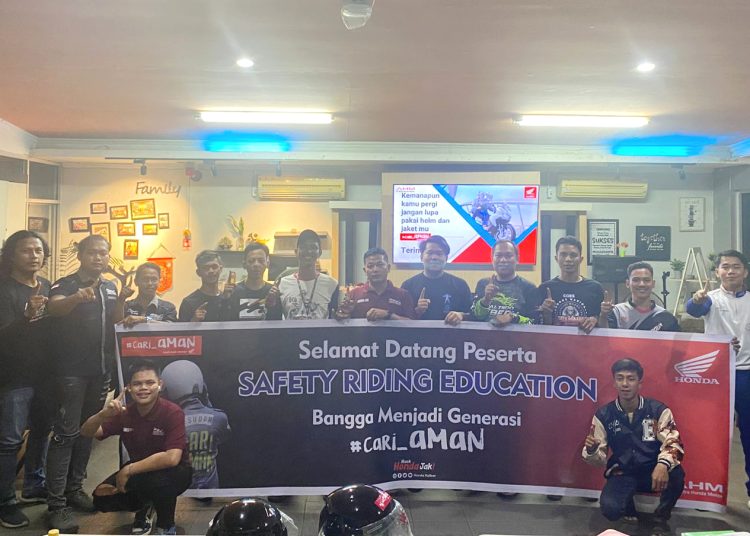 Komunitas CBR West Borneo foto bersama dalam kegiatan safety riding Astra Motor Kalimantan Barat.(ist)