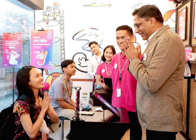 President Director & Chief Executive Officer IOH Vikram Sinha berbincang dengan pelanggan di gerai IM3 dan 3Store Jakarta, dalam rangka Hari Pelanggan Nasional, Senin.(ist)