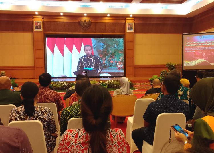 Presiden Jokowi saat memimpin Rakornas Pengendalian Inflasi 2023 di Istana Negara, disaksikan secara virtual di kantor Bank Indonesia perwakilan Kalbar di Pontianak, Kamis.(matra)