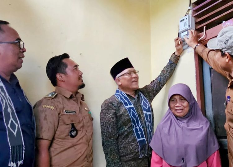 Manager PLN UID Kalbar, Wahyu Jatmiko melakukan prosesi penyalaan listrik di Kecamatan Sayan, Kabupaten Melawi, Kalbar, Selasa.(ist)
