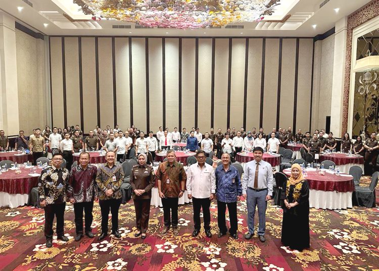 Foto bersama Deputi Komisioner Hukum dan Penyidikan OJK Rizal Ramadhani dan Jajaran Kepolisian serta Kejaksaan di Wilayah Hukum Bali, Denpasar, Rabu.(ist)