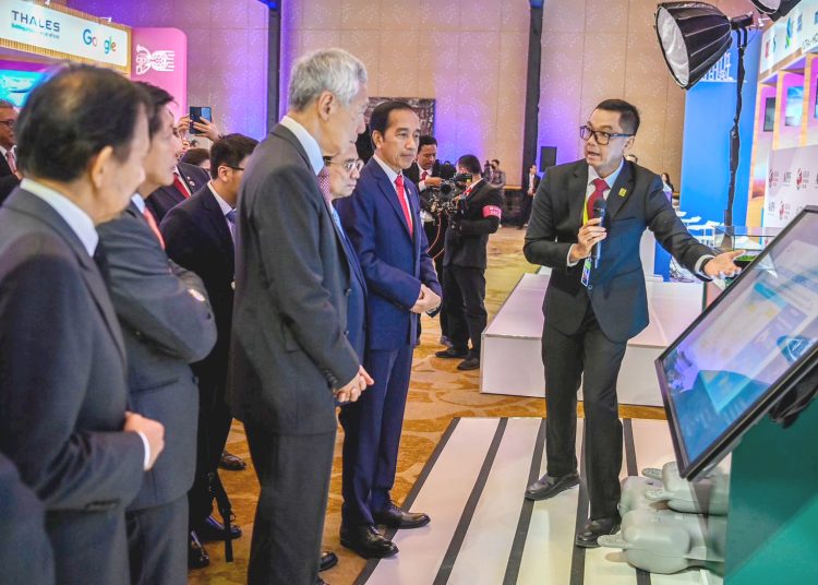Dirut PT PLN (Persero), Darmawan Prasodjo memaparkan langkah PLN mengakselerasi pengembangan EBT sebagai upaya mencapai Net Zero Emission dan showcase Pembangkit Listrik Tenaga Surya (PLTS) Terapung Cirata di Jawa Barat kepada Presiden Joko Widodo dan pimpinan negara ASEAN dalam acara ASEAN Indo-Pacific Forum (AIPF) di Hotel Mulia, Jakarta, Selasa.(ist)