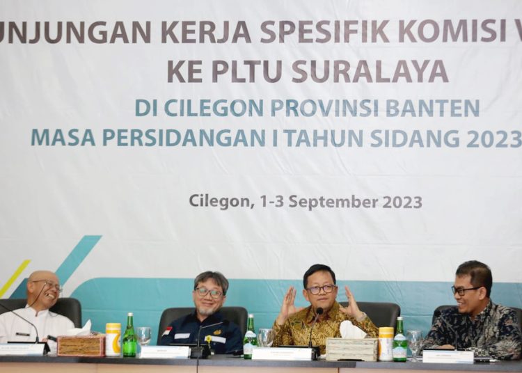 Ketua Komisi VII DPR RI, Sugeng Suparwoto saat menyampaikan arahan dalam Kunjungan Kerja Spesifik Komisi VII Dewan Perwakilan Rakyat Republik Indonesia (DPR RI) ke Pembangkit Listrik Tenaga Uap (PLTU) Suralaya, di Cilegon, Banten Jumat.(ist)