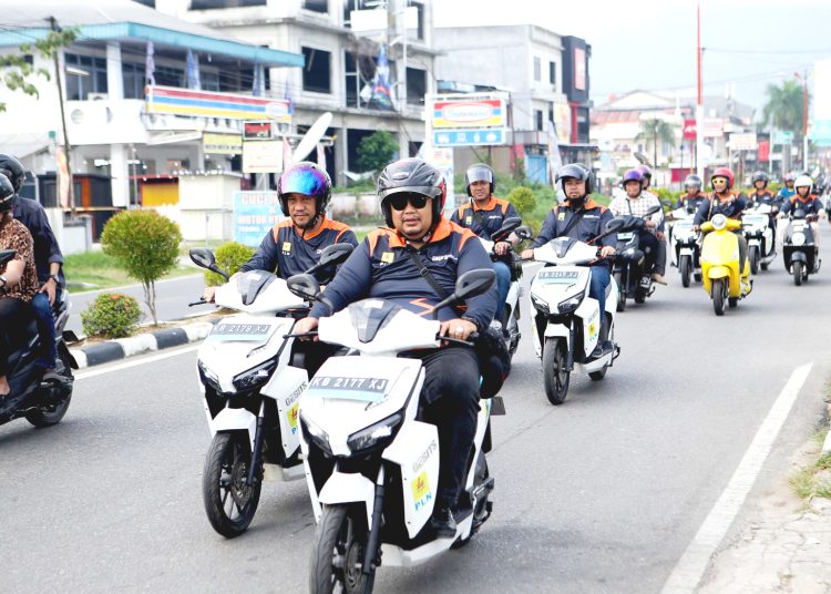 Konvoi kendaraan listrik bersama PLN di Kota Singkawang, Kalbar.(ist)