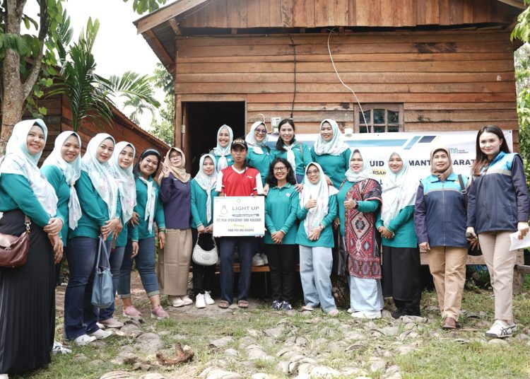 Warga Desa Sungai Rengas, Kabupaten Kubu Raya, Kalimantan Barat menerima bantuan listrik gratis lewat program Light Up The Dream.(ist)