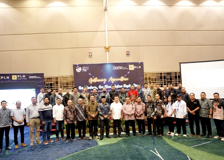 General Manager PLN UID Kalbar, Wahyu Jatmiko foto bersama Ketua PINSAR serta anggota perusahaan agriculture Kalbar.(ist)