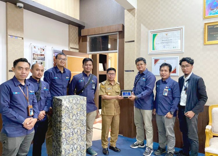Satono, Bupati Kabupaten Sambas, Kalimantan Barat menerima kunjungan manajemen PLN UP3 Singkawang di ruang kerjanya, Selasa.(ist)