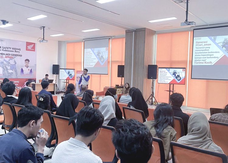 Febri Andrian, Instruktur Safety Riding Astra Motor Kalimantan Barat mengedukasi safety riding mahasiswa MIPA Untan, Pontianak.(ist)