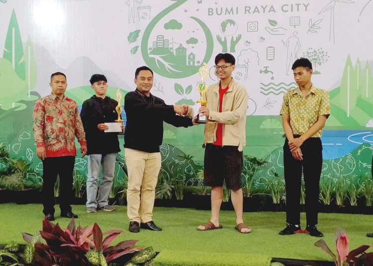 Taufan Febiola, Kepala Kantor BEI Kalimantan Barat menyerahkan hadiah pemenang Stocklab Competition 2023, Minggu.(ist)