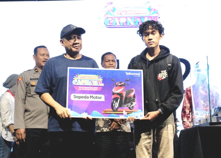 Radiono berhasil meraih 1 unit Motor Vario CBS 125 dari program MyTelkomselCarnaval. Penyerahan hadiah dilakukan langsung oleh Vice President Consumer Business Area Pamasuka Mirza Budiwan.(ist)