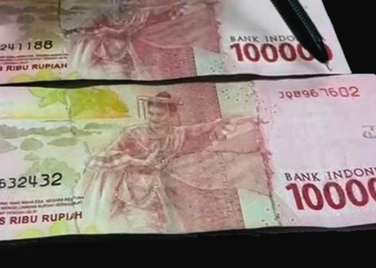 Uang mutilasi. Bank Indonesia menegaskan, uang dengan nomor seri berbeda dalam satu lembar, tidak bisa digunakan untuk transaksi, termasuk penukaran di bank.(foto youtube)