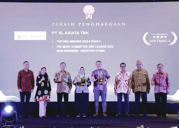 Group Head Corporate Communication XL Axiata, Retno Wulan (tengah kiri) dan Head Sustainability & Internal Communication XL Axiata, Yudha Perdana (tengah kanan) menerima penghargaan TOP GRC Awards 2023, Rabu.(ist)