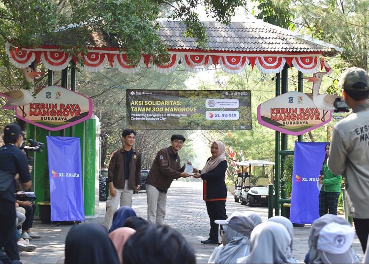 Ketua pelaksana program penanaman bibit mangrove dari Himpunan Mahasiswa Planologi  ITS Surabaya, Daksa Lintang Satyawadi menyerahkan piagam kepada Kepala UPTD Kebun Raya Mangrove, Eva Kumalasari di Surabaya. (ist)