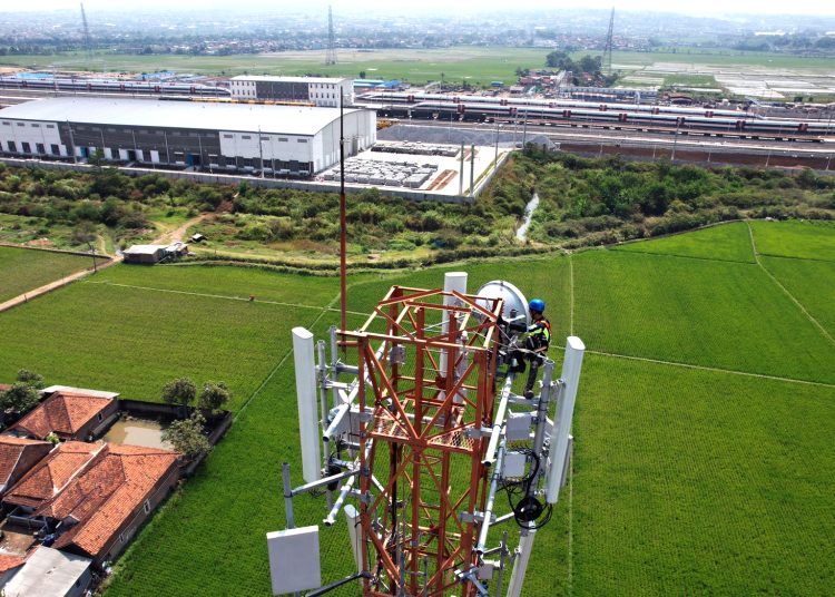 Teknisi melakukan pemeliharaan perangkat Base Transceiver Station (BTS) milik XL Axiata yang berlokasi tidak jauh dari Depo Kereta Cepat Jakarta-Bandung di Jalan Jajaway, Desa Cileunyi, Kabupaten Bandung, Jawa Barat.(ist)