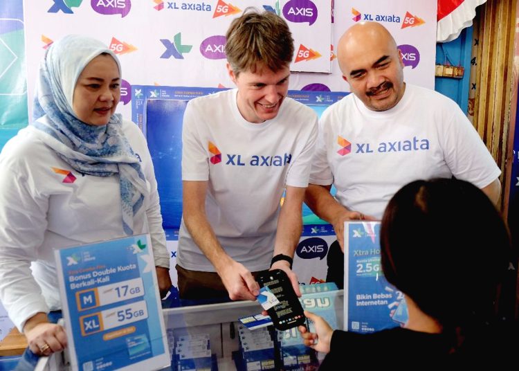 Group Head Regional Jabodetabek XL Axiata, Rd. Sofia Purbayanti, Direktur & Chief Commercial Officer XL Axiata, David Arcelus Oses, dan Chief Human Capital Officer XL Axiata, M.Hira Kurnia melayani pelanggan dalam acara peringatan hari Pelanggan Nasional 2023 di retail outlet 234Cell di Kelurahan Menteng Atas, Kecamatan Setiabudi Jakarta Selatan, Senin.(ist)
