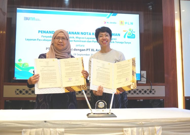 Direktur Retail dan Niaga PLN, Edi Srimulyanti dan Direktur & Chief Enterprise and Corporate Affairs Officer XL Axiata, Yessie D. Yosetya melakukan prosesi penandatanganan Nota Kesepahaman atau Memorandum of Understanding (MoU) antara PT XL Axiata, Tbk dan PLN di Jakarta, Jumat.(ist)