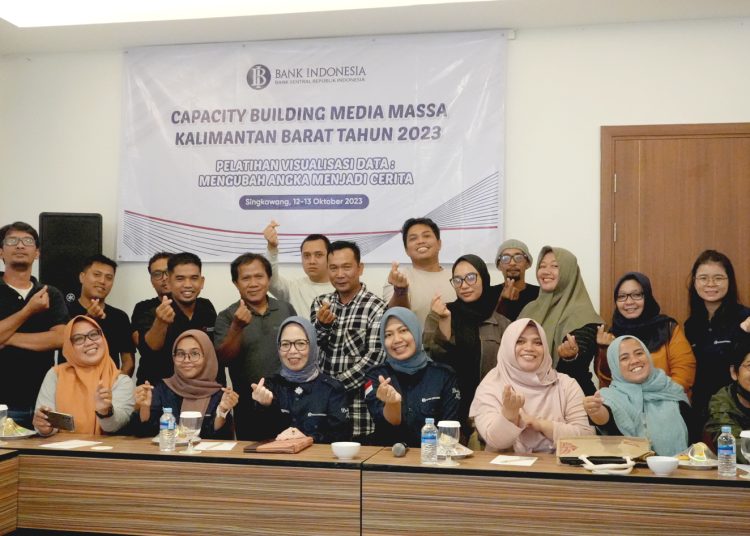 N.A. Anggini Sari, Kepala Perwakilan Bank Indonesia (KPw BI) Provinsi Kalimantan Barat (duduk ke tiga dari kiri) foto bersama peserta Capacity Building Media Massa di Singkawang, Kamis.(dokBI)
