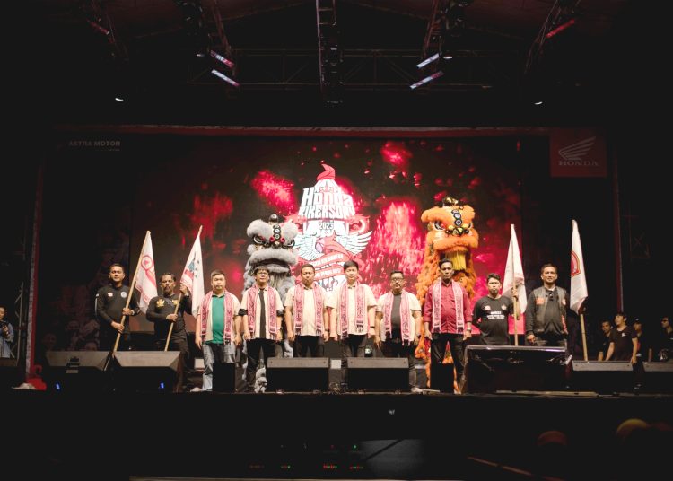Foto bersama Andri Ketum Paguyuban Ikatan Motor Honda Samarinda, Bang Jack, Ketum Paguyuban Honda Balikpapan, Suryanto Wirawan Kepala Wilayah Astra Motor Balikpapan, Darma Wijaya Kepala Wilayah Astra Motor Samarinda, Gangga Nanda Adi Surya Manager Marketing Astra Motor Kalbar, Andy Wijaya General Manager Marketing Planning Analysis Division AHM, Lukas Ferinata Kepala Wilayah Astra Motor Kalbar, Fery Ashari, Ketum HWBC Paguyuban Honda West Borneo Community, Teguh, Perwakilan Ketum Paguyuban Ikatan Motor Honda Kalselteng dan Wawan, Perwakilan Ketum Paguyuban Honda West Borneo Community.(ist)