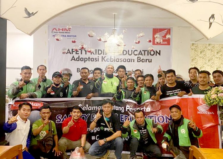 Edukasi safety riding Astra Motor Kalbar bersama Komunitas Gojek.(ist)