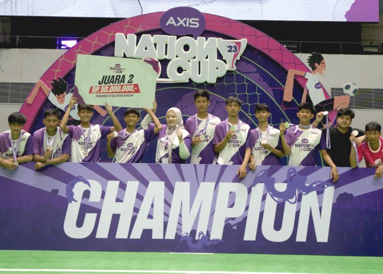 Regional Group Head XL Axiata Jabodetabek Area Rd. Sofia Purbayanti (tengah) menyerahkan hadiah kepada tim futsal dari SMK Nusantara Jakarta Barat sebagai pemenang kedua (runner up) Futsal AXIS Nation Cup 2023 di Jakarta, Minggu.(ist)