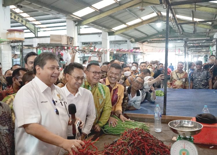Walikota Pontianak, Kalimantan Barat, Edi Rusdi Kamtono dan Dirut Bank Kalbar, Rokidi ketika meninjau pedagang pasar tradisional.(ist)