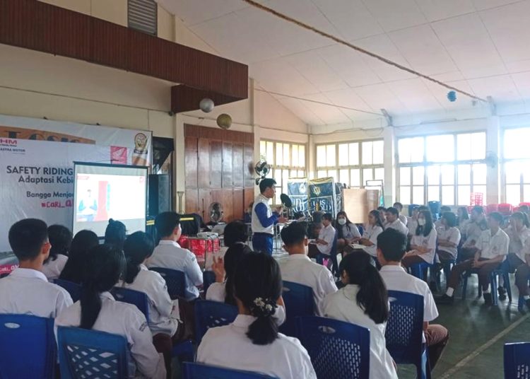Edukasi safety riding di SMA Gembala Baik Pontianak, Kalimantan Barat.(ist)