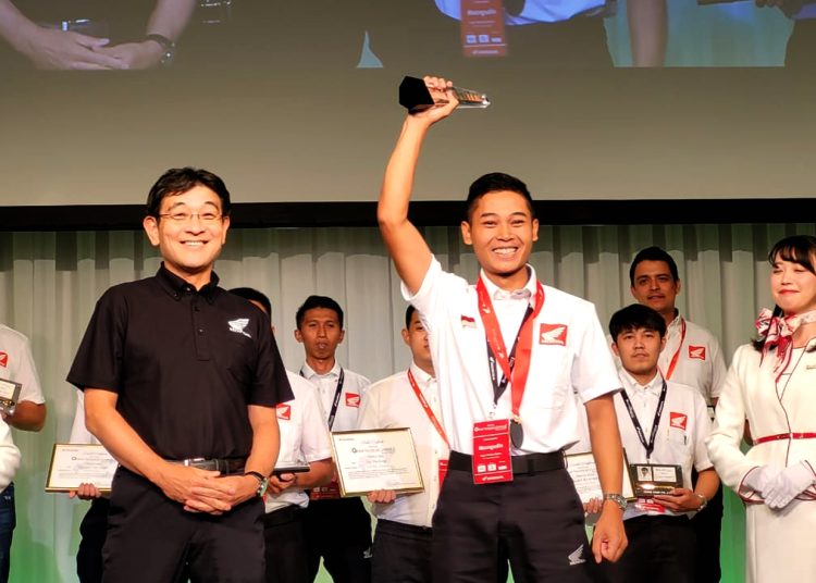 Noriaki Abe, Managing Executive Officer & Chief Officer of Motorcycle and Power Products Operations, Honda Motor Co.,Ltd (kiri) memberikan penghargaan kepada Teknisi Astra Honda Authorized Service Station (AHASS) Masngudin (kanan) sebagai juara dunia di gelaran Honda Global Technician Contest Motorcycle 2023 di Tokyo, Jepang.(ist)