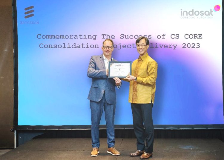 Director & Chief Technology Officer IOH, Desmond Cheung (kiri) dan Vice President & Key Account Manager Ericsson Indonesia Anders Rian saat pengumuman penyelesaian proyek CS (Circuit Switch) Core Transformation yang berlangsung di Jakarta, Senin.(ist)