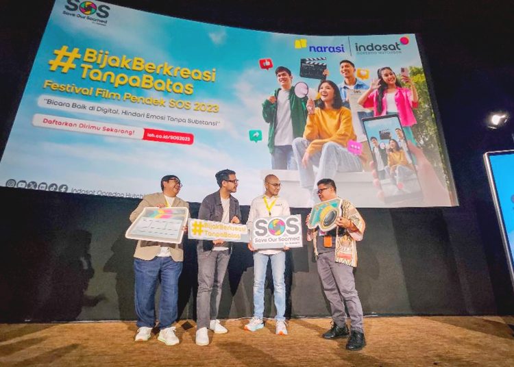 (ki-ka) Writer & Banker Ika Natassa, Creative Concept & CCO Narasi TV Jovial da Lopez, SVP Head of Corporate Communications IOH Steve Saerang dan Direktur Musik, Film dan Animasi Kementerian Pariwisata dan Ekonomi Kreatif Mohammad Amin saat Launching Festival Film Pendek Save Our Socmed  2023 (SOS) di Jakarta, Kamis.
