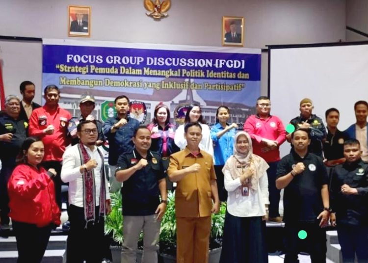 Dewan Pemuda Lintas Etnis Kalimantan Barat (DPLE-KB) foto bersama usai FGD menangkal politik identitas di Pontianak, Kalbar.(ist)