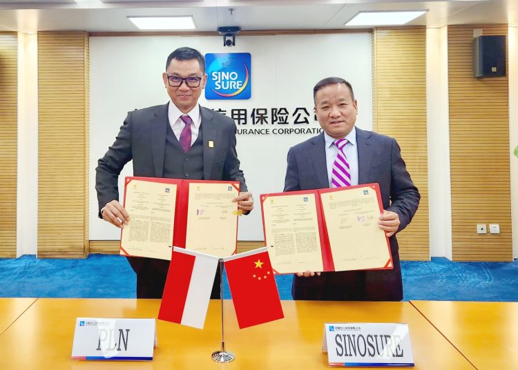 Direktur Utama PLN, Darmawan Prasodjo dan Vice Chairman, President Sinosure, Sheng Hetai kerjasama pendanaan hijau.(ist)
